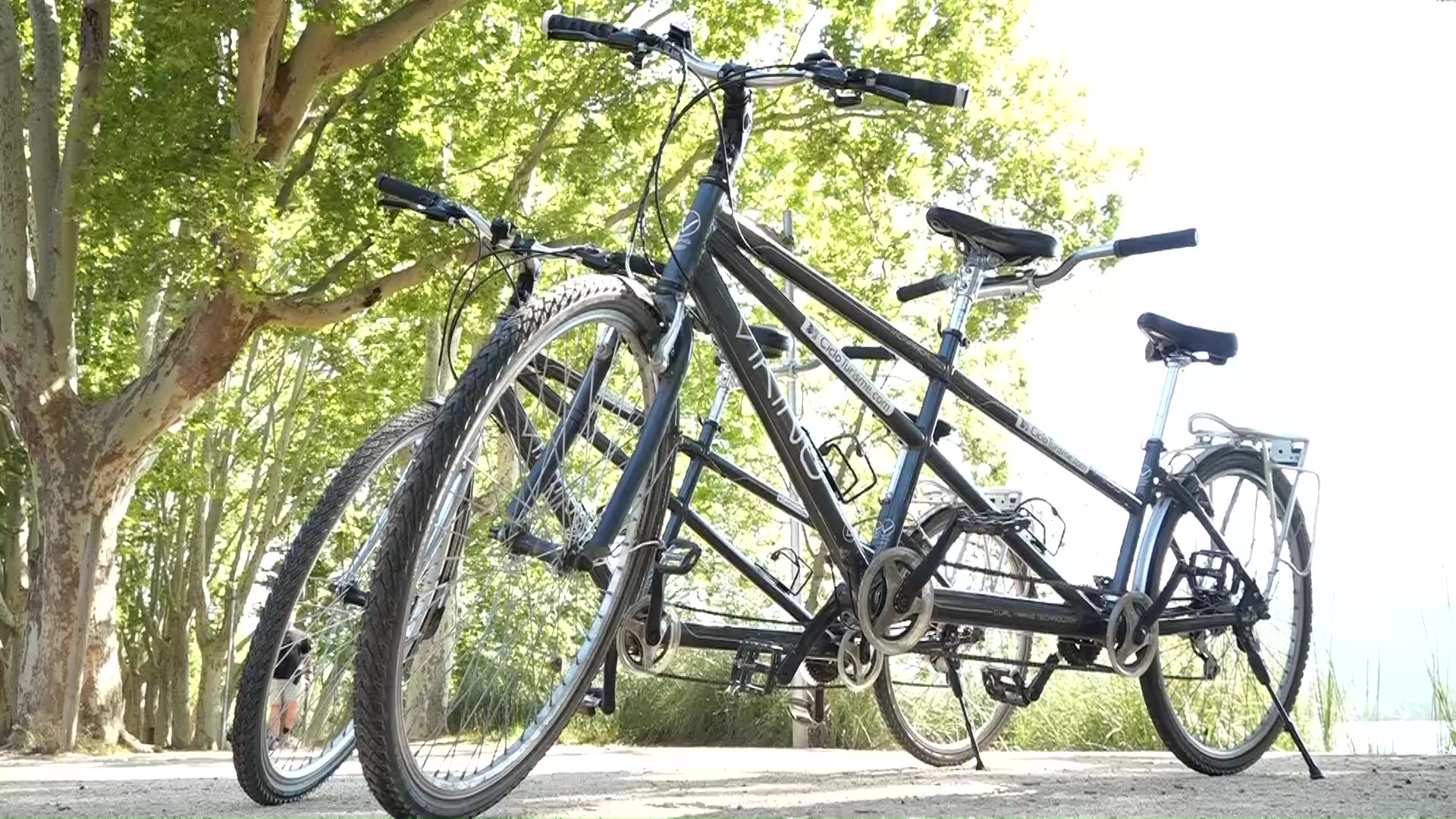 Mou-te en Bici porta dos tàndems a Banyoles per a sortides amb persones cegues