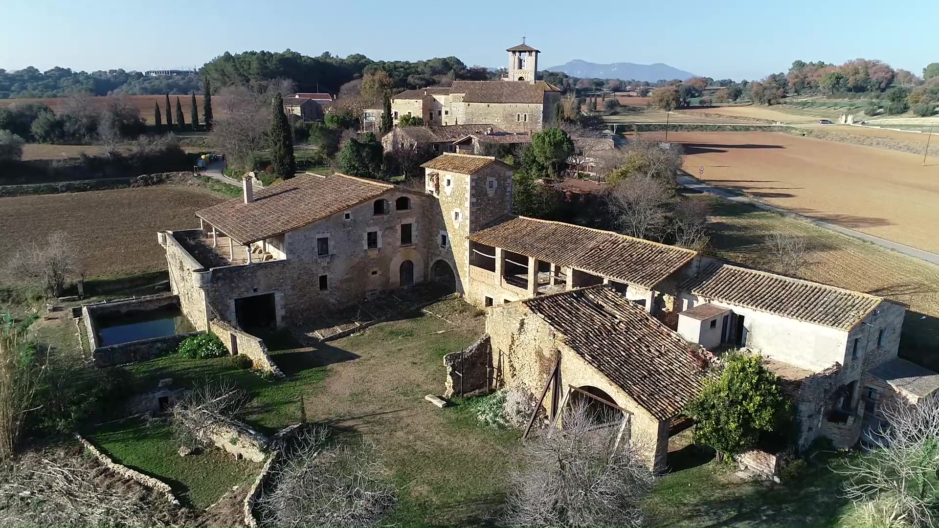 Comarca que batega. Capítol 12, temporada 4: Pla de l'Estany. Petjades de la història. La vida a les masies i el conflicte remença