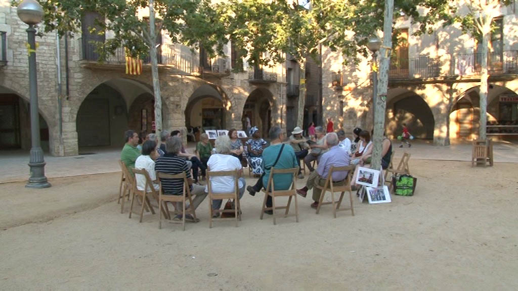 Una vintena de persones es reuneixen a la Plaça Major per commemorar el Dia Mundial dels Refugiats