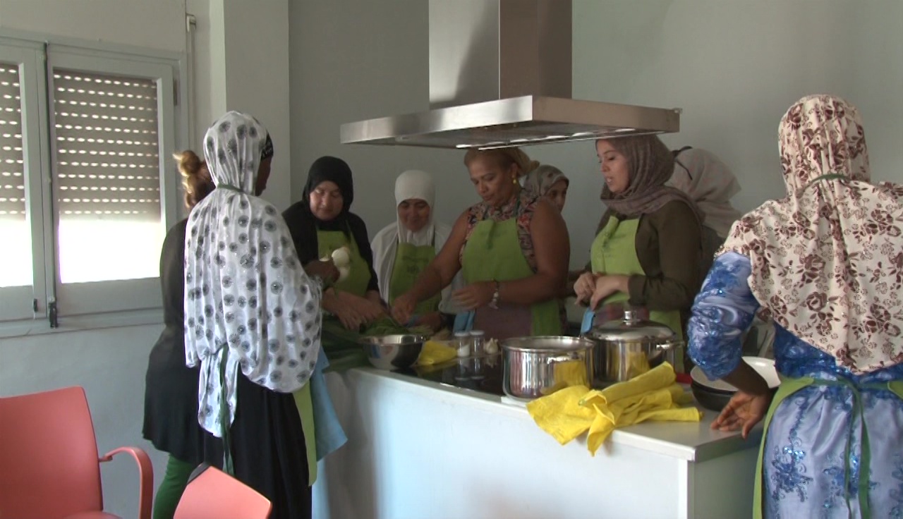 Onze dones d'origen immigrant participen un taller d'aprofitament alimentari a Banyoles