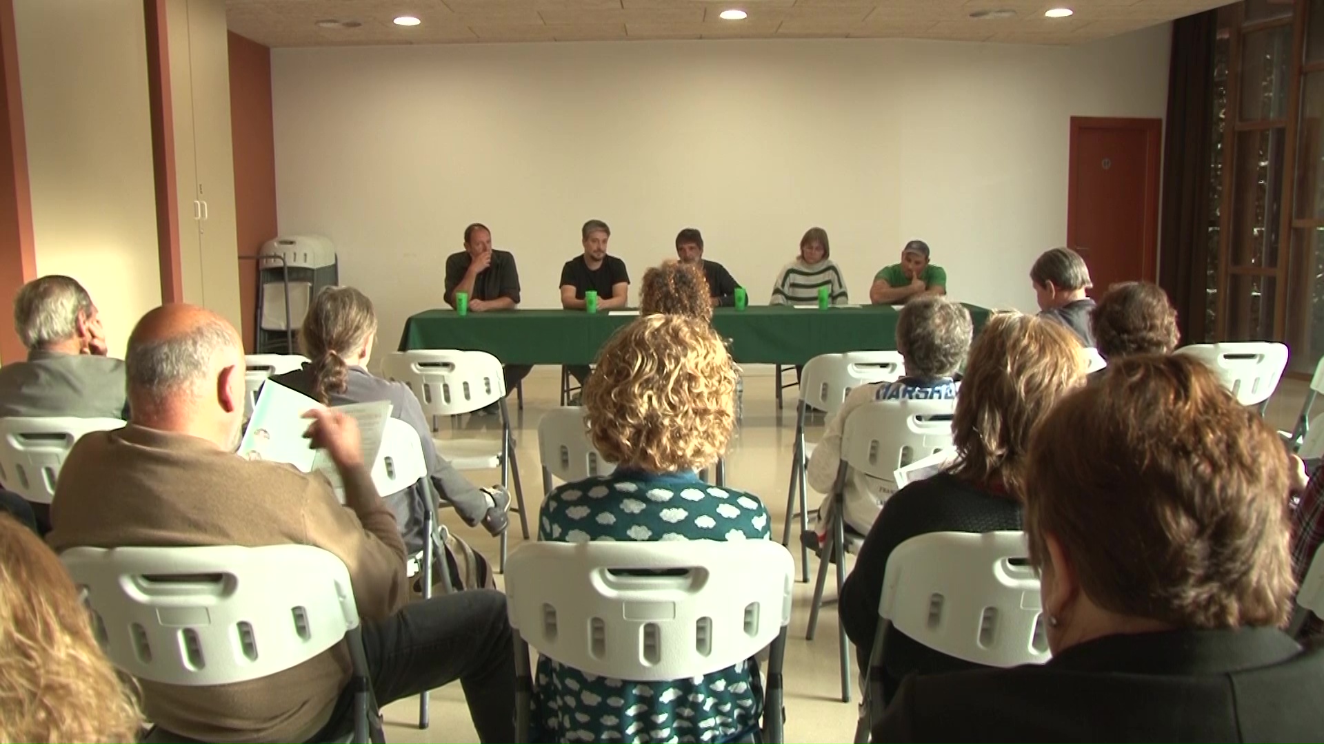Els regidors electes de Sant Miquel de Campmajor expliquen els projectes als veïns en un acte públic