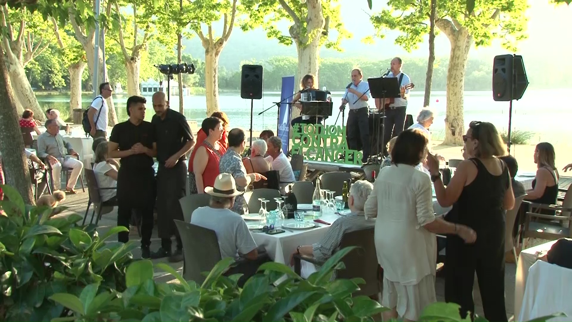 Unes 170 persones participen a la Cantada d'Havaneres Solidàries contra el Càncer de Banyoles