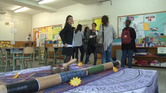 Un centenar de mestres del Pla de l’Estany visiten l’escola Casa Nostra