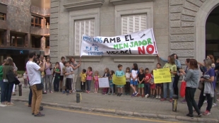 Les AMiPA del Pla de l&#039;Estany es manifesten davant l&#039;Ajuntament de Banyoles per poder mantenir la gestió del servei de menjador escolar